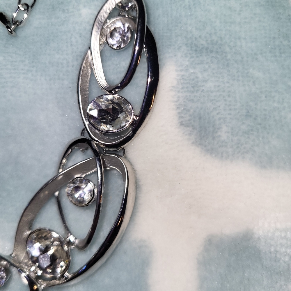 Silver & Crystal, elegant necklace & Pierced Earrings set, BNWT - Picture 3 of 4